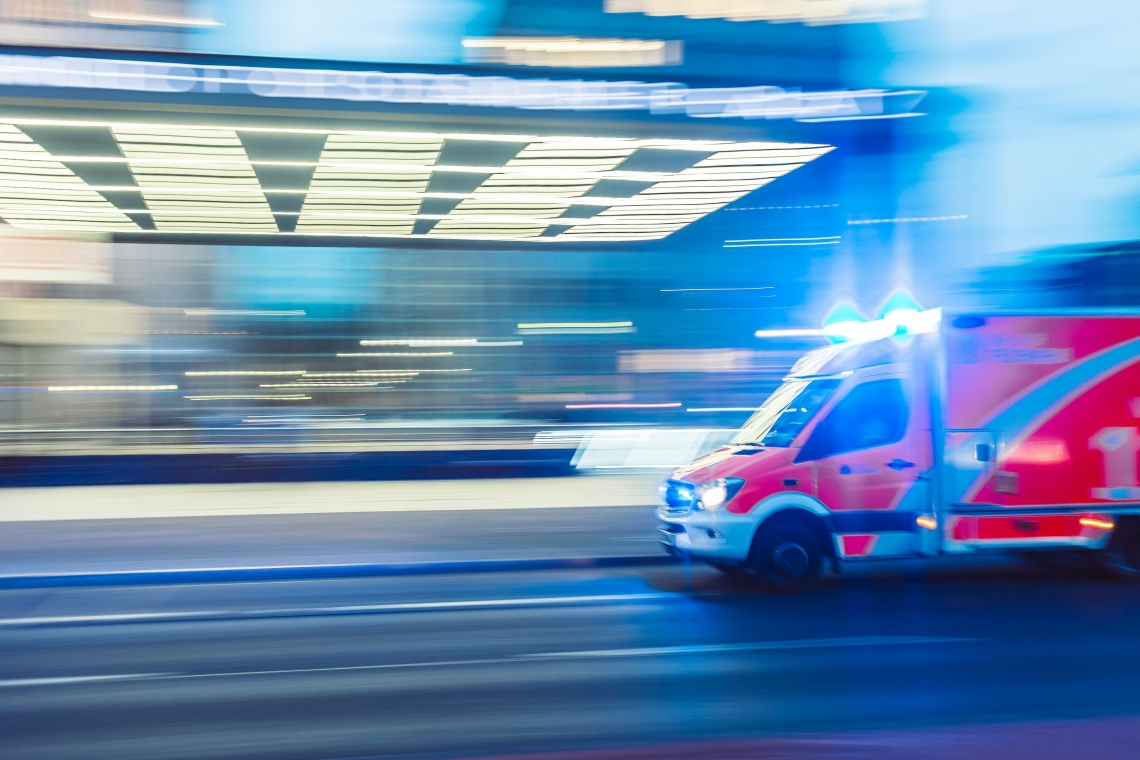 Mann fällt aus Fenster im zweiten Stock und ist schwer Verletzt 